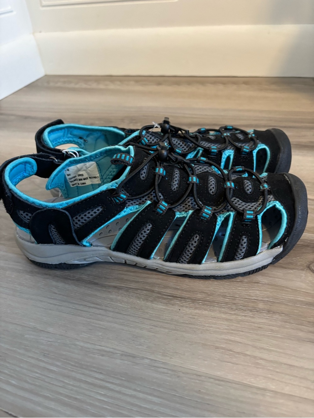 NWOT Women’s Khombu Sandals 8 wide